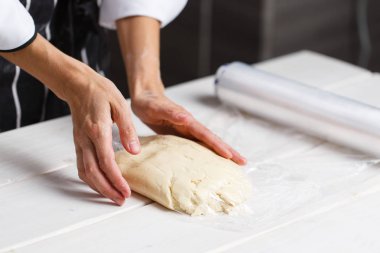 Kadınlar eller tarafından yoğurma