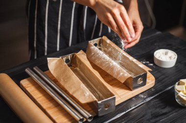 hamur çelik kalıplar içinde doldurmak