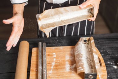 hamur çelik kalıplar içinde doldurmak