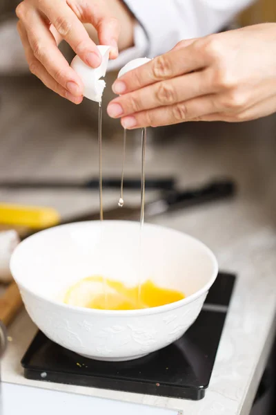 Разбить яйца для приготовления заварного крема — стоковое фото