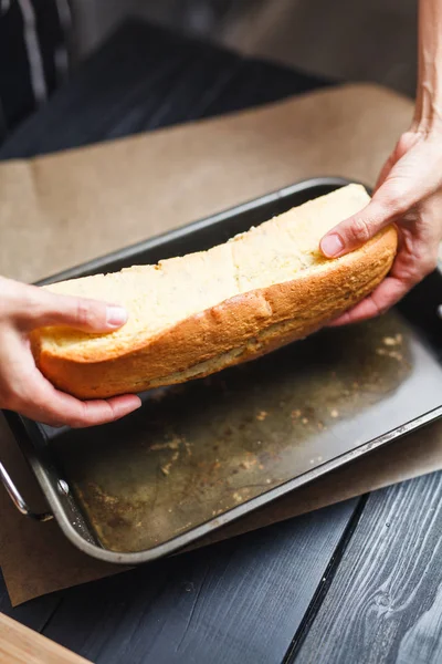 Kuchen in heißen Zuckersirup geben — Stockfoto