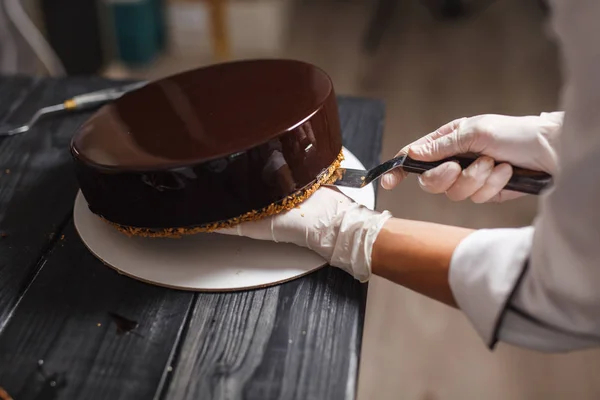 Торт покрыт шоколадом — стоковое фото