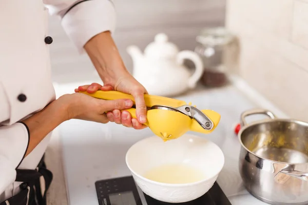 Lage vaniljesaus på hjemmekjøkken – stockfoto