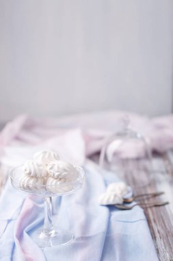 Cam bir büfede lokum.