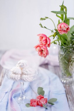 Cam büfede marşmelov ve kırmızı marmelat.