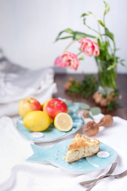 Mavi tabakta elmalı turta. elmalı limon