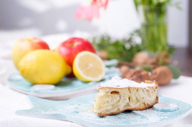Mavi tabakta elmalı turta. elmalı limon