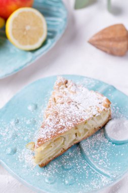 Mavi tabakta elmalı turta. elmalı limon