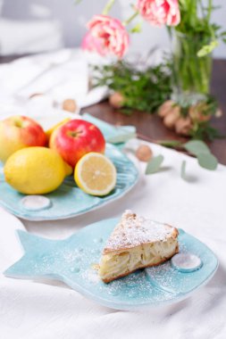 Mavi tabakta elmalı turta. elmalı limon