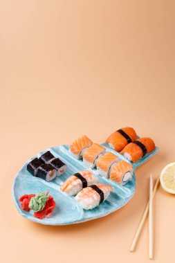 Balık şeklinde bir tabakta suşi ve çörek.