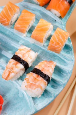 Balık şeklinde bir tabakta suşi ve çörek.