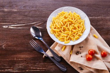 Tahta masadaki makarna malzemeleri.