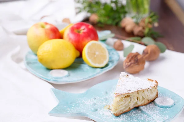 Яблочный пирог на голубой тарелке. лимон с яблоками — стоковое фото