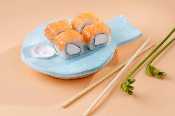 Rolky a sushi na talíři ve formě ryb — Stock fotografie