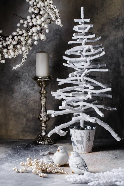 Χριστουγεννιάτικο στεφάνι δέντρο περιστέρια κηροπήγιο σε ένα σκούρο γκρι φόντο με διαζύγια — Φωτογραφία Αρχείου