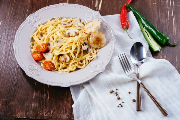 Massa italiana cremosa com cogumelos, tomates — Fotografia de Stock