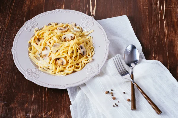 Massa italiana cremosa com cogumelos, tomates — Fotografia de Stock