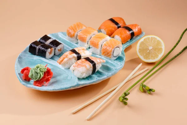 Rolos e sushi em uma chapa na forma de peixe Fotos De Bancos De Imagens Sem Royalties