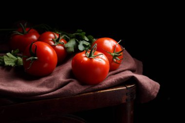 Koyu arkaplanda domatesler, Hollanda tarzı hayat, yakın plan.