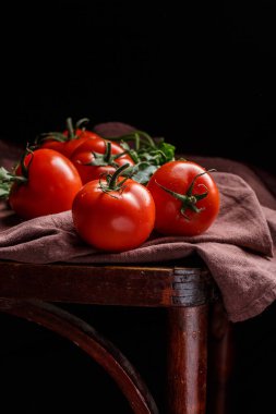 Koyu arkaplanda domatesler, Hollanda tarzı hayat, yakın plan.