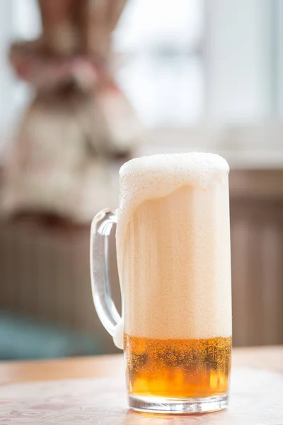 Una Taza Luz Espumosa Cerveza Sobre Mesa Fondo Borroso Bokeh — Foto de Stock