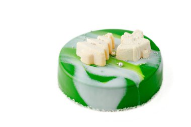 Yuvarlak kremalı pasta, izole edilmiş beyaz arka plan.