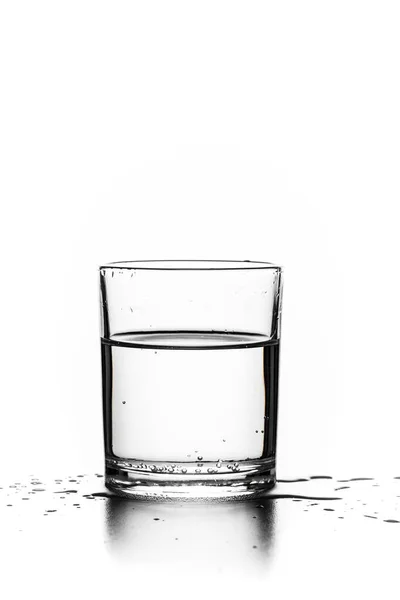 Vidro Com Líquido Transparente Sobre Fundo Branco — Fotografia de Stock