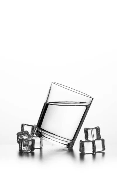 Cubo Gelo Jogado Copo Com Líquido Transparente — Fotografia de Stock