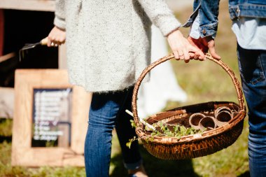 Genç çift, üzerinde fidanlar olan bir sepet taşıyor.