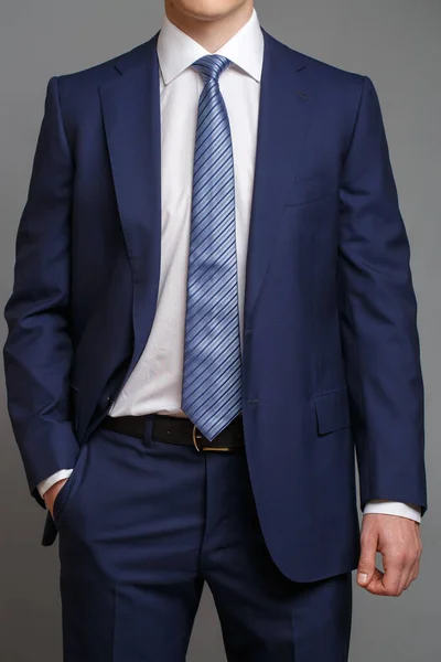 Άνδρας Μπλε Σμόκιν Γαλάζια Γραβάτα Και Λευκό Πουκάμισο — Φωτογραφία Αρχείου