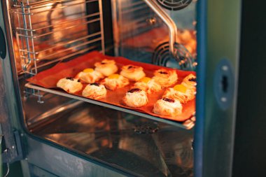 Kırmızı silikon kaplı açık profesyonel fırında tereyağı pişirme.