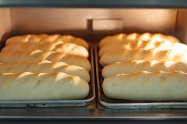 Kırmızı silikon kaplı açık profesyonel fırında tereyağı pişirme.