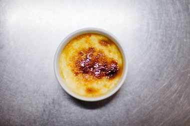 Profesyonel mutfakta creme brulee tatlısı.