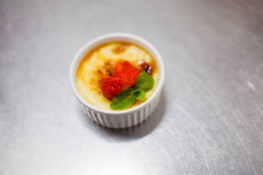 Profesyonel mutfakta creme brulee tatlısı.