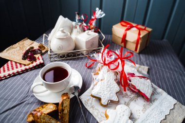 Noel kartı kompozisyonu içinde pasta, gri ahşap arka planda zencefilli ekmek..
