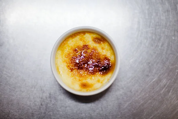 Portion Crème Brulee Dessert Sur Cuisine Professionnelle — Photo