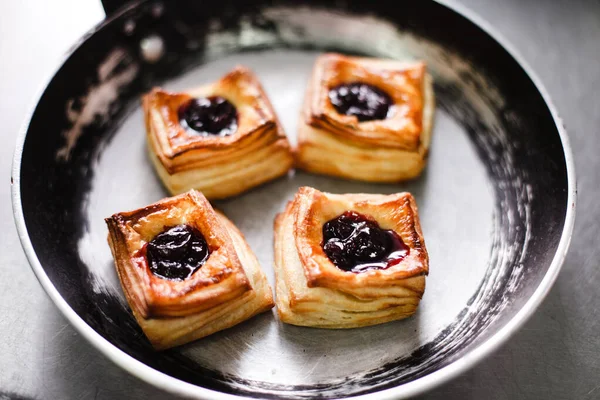 Pastelaria Vienense Com Ameixa Numa Frigideira Ferro Fundido Imagens De Bancos De Imagens Sem Royalties