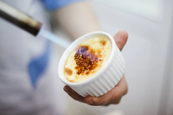 Porção Queimadura Creme Brulee Sobremesa Cozinha Profissional Imagem De Stock