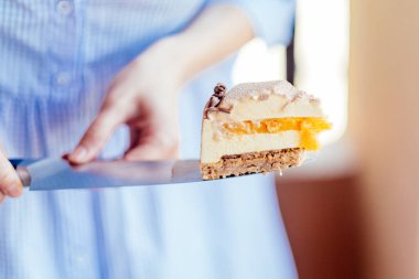 Lezzetli kremalı pastayı mavi tabağa yakın çekiyoruz.