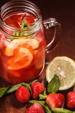 Çiğ meyve ve limon dolu bir bardaktaki horoz kuyruğu.