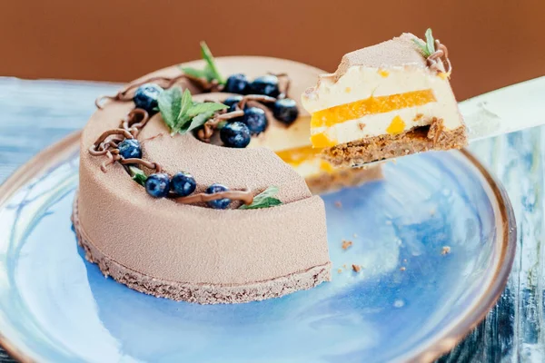 Резка Вкусный Сливочно Коричневый Торт Крупным Планом Голубой Тарелке — стоковое фото