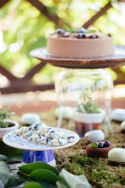 Düğün pastaları tatlılar ve şekerlemeler çikolatada. Etkinlikte tatlılar