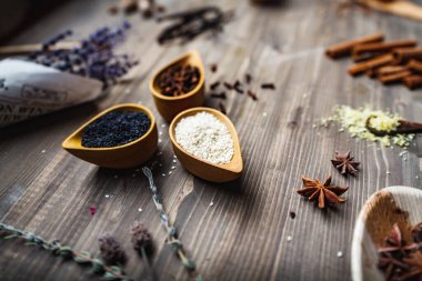 Yukarıdan farklı baharatlar, otlar ve kök manzarası. Kırsal arka planda. eğik kayma etkisi