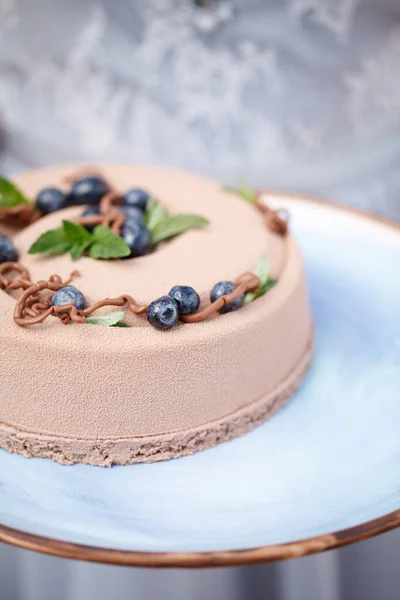 Delicious Creamy Brown Cake Closeup Blue Plate — Stock Photo, Image