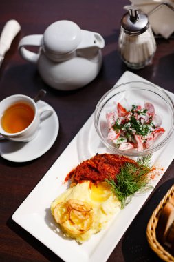 Patates püresi, kızarmış soğan ve salata.