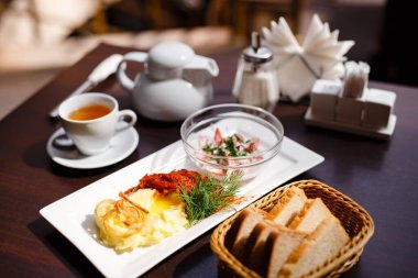 Patates püresi, kızarmış soğan ve salata.