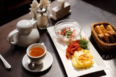 Patates püresi, kızarmış soğan ve salata.