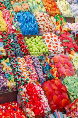 Değişik tatlıların renkli görüntüsü, market tezgahındaki şekerli meyve jöleleri