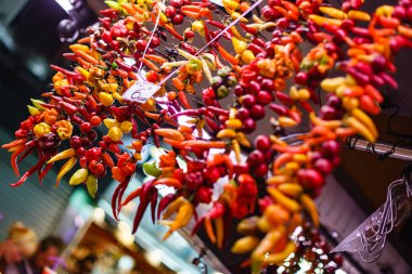 İspanya 'daki pazarda kurutulmuş kırmızı biber.