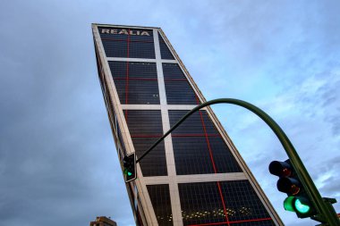 Paseo de la Castellana 'da Torres KIO olarak bilinen La Puerta de Europa. Bankia ve Realia 'nın sahip olduğu eğimli kuleler Philip Johnson, John Burgee tarafından tasarlandı.